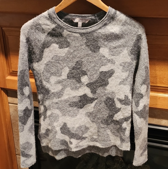 ATHLETA Camo Grey Sweater. Made Fine Wool, Alpaca and Nylon. Size XS. - Picture 2 of 10